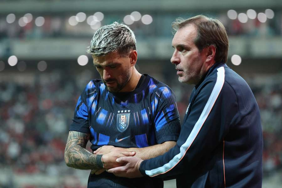 Arrascaeta se lesionou durante amistoso da seleção uruguaia na atual Data FIFA Arrascaeta se lesionou durante amistoso da seleção uruguaia na atual Data FIFA
