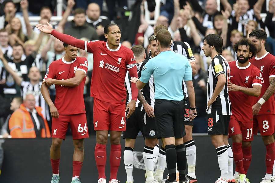 Van Dijk met een boze reactie na zijn rode kaart