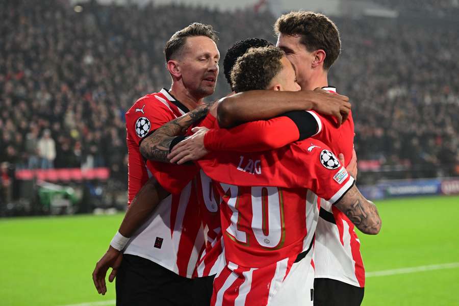 La gioia dei giocatori del Psv dopo il primo gol