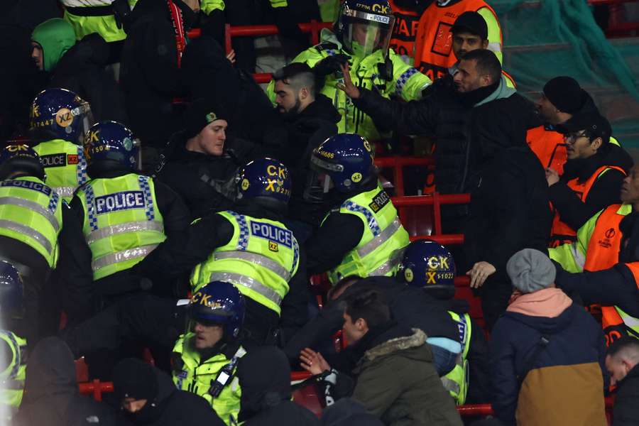 Cuatro aficionados del Betis, detenidos por violencia en Old Trafford