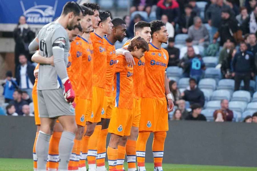 Os jogadores do FC Porto no minuto de silêncio