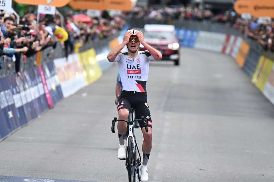 Victoria carierei pentru Igor Arrieta în etapa a 5-a din Turul Italiei, deși ciclistul spaniol a căzut și a greșit drumul Victoria carierei pentru Igor Arrieta în etapa a 5-a din Turul Italiei, deși ciclistul spaniol a căzut și a greșit drumul