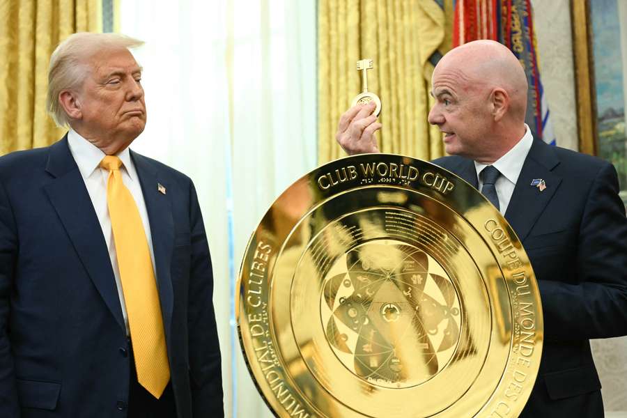 Infantino apresenta troféu do Mundial ao presidente americano Donald Trump 