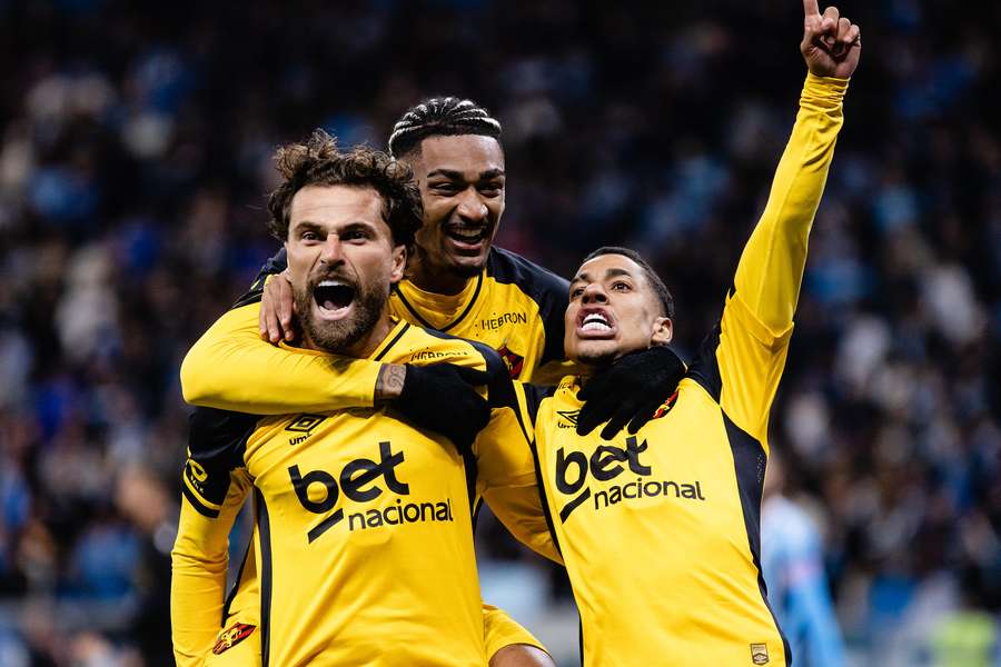 Matheusinho (dir.) fez o gol da primeira vitória do Sport no Brasileirão Matheusinho (dir.) fez o gol da primeira vitória do Sport no Brasileirão