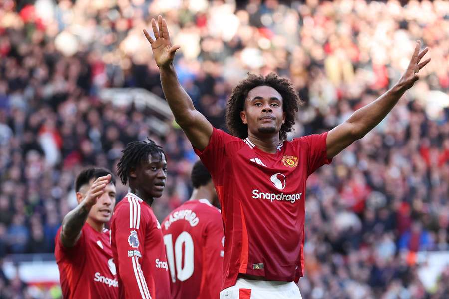 Joshua Zirkzee esulta per il gol all'Everton