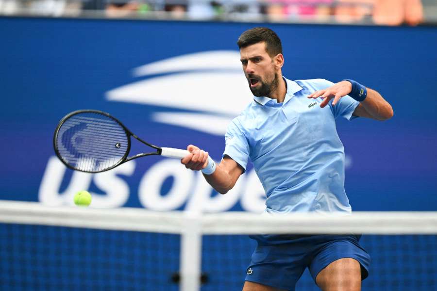 Djokovic golpea la bola