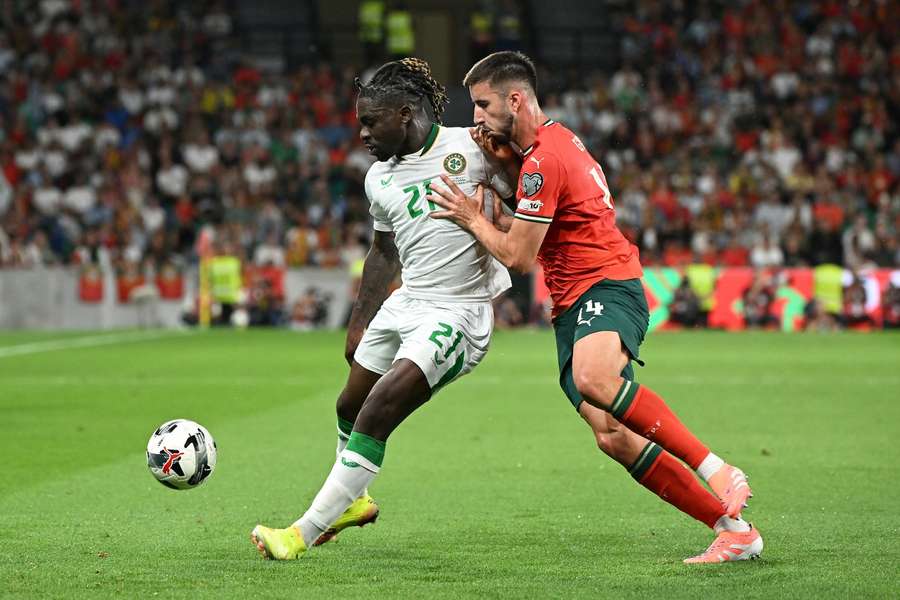 Gonçalo Inácio perante Ebosele no Portugal-Irlanda