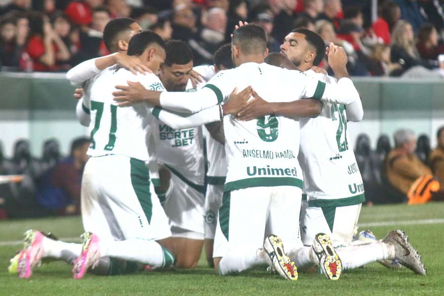 Jogadores do Goiás comemoram gol marcado por Anselmo Ramon 