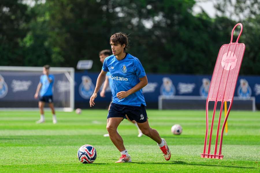 Rodrigo Mora num treino dos dragões nos Estados Unidos