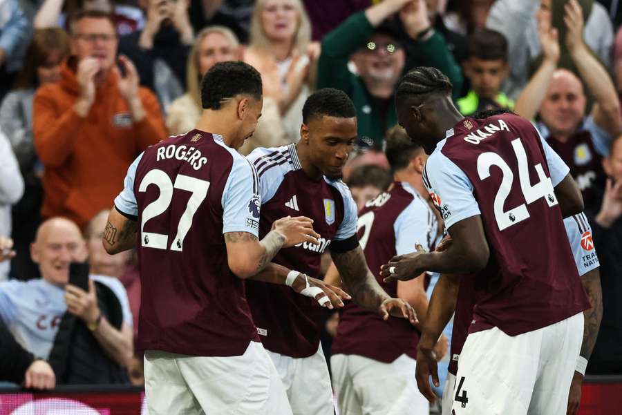Jucătorii lui Aston Villa sărbătoresc marcarea unui gol