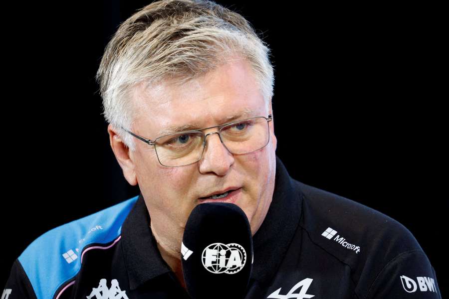 Otmar Szafnauer, chefe da Alpine, numa conferência de imprensa