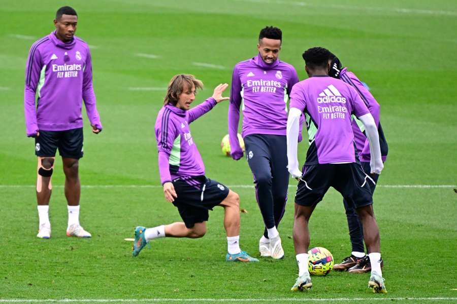 Ook Luka Modric (2L) en de Braziliaanse verdediger Eder Militao (3L) zijn weer aangesloten bij Real Madrid