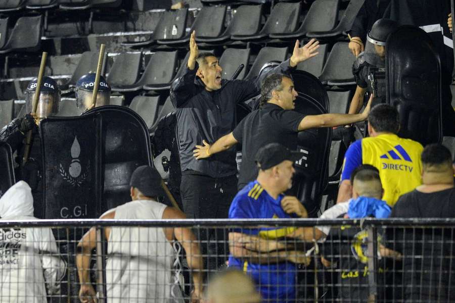 Juan Roman Riquelme forsøger at pacificere de rasende fans