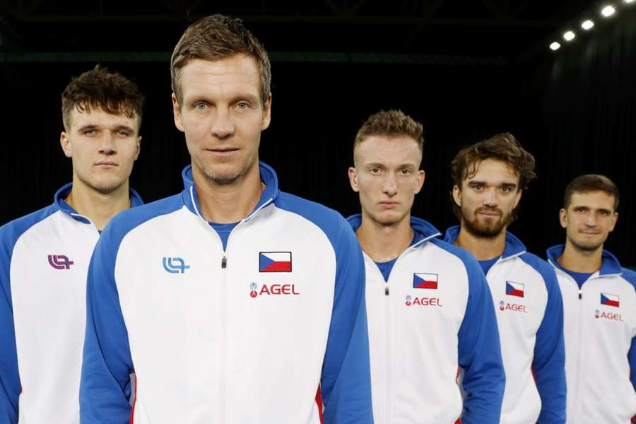 Český daviscupový tým (zleva): Menšík, Berdych, Lehečka, Macháč, Kopřiva. Český daviscupový tým (zleva): Menšík, Berdych, Lehečka, Macháč, Kopřiva.