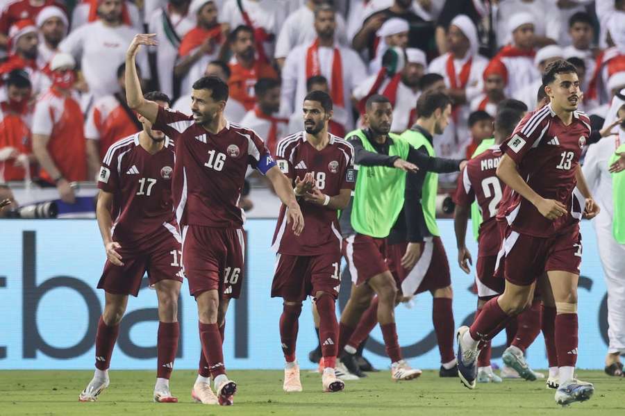 Die Spieler Katars nach dem 1:0 von Boualem Khoukhi.