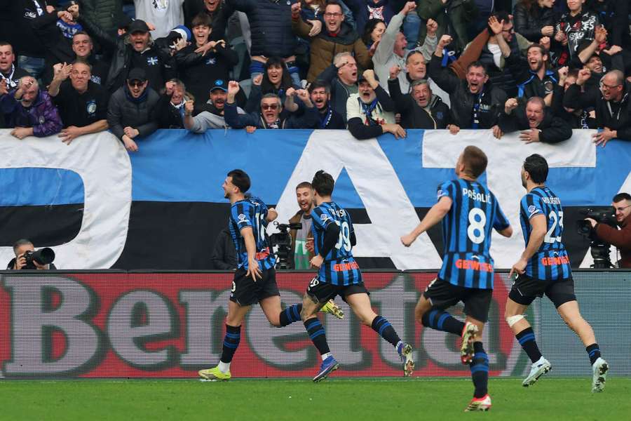 Gólová oslava Samardžiča so spoluhráčmi.