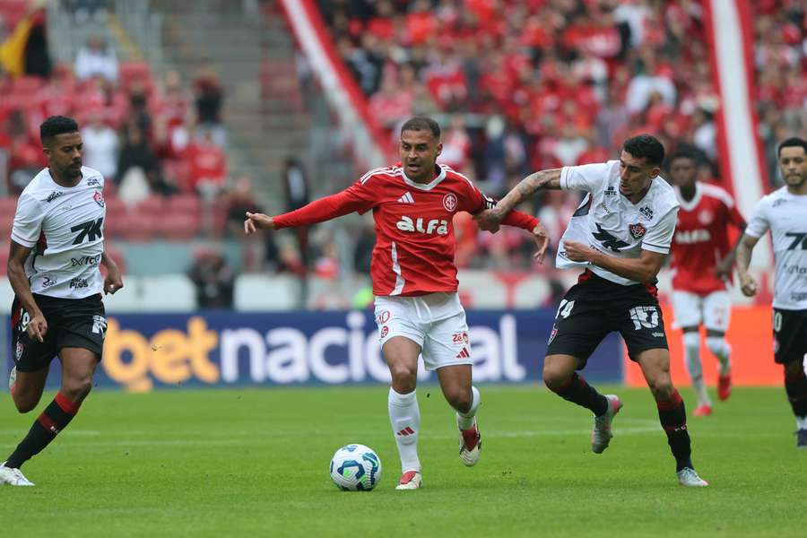Alan Patrick enfrenta marcação do Vitória no Beira-Rio