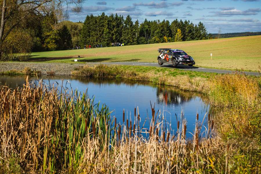 Kalle Rovanperä no comando após despiste e desistência de Sébastien Ogier no WRC