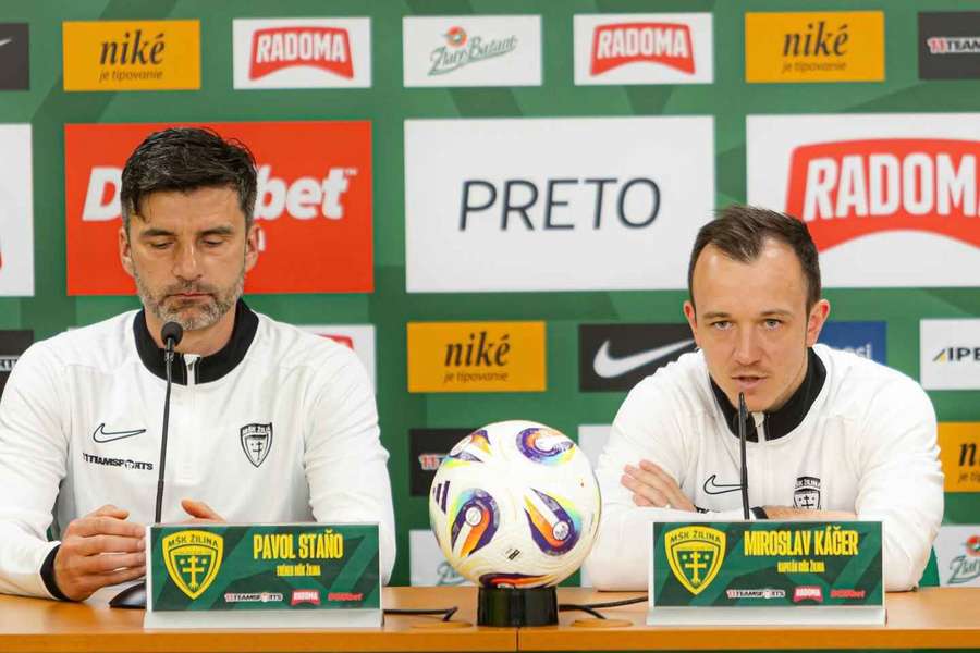 Staňo a Káčer na tlačovej konferencii.