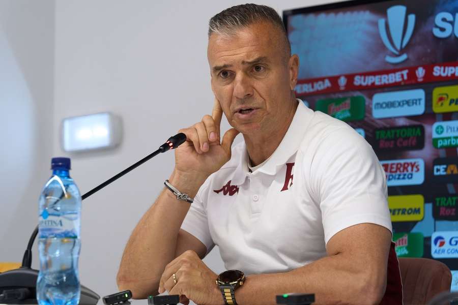 Superliga etapa #4 | Daniel Pancu, antrenorul Rapidului, reacție nervoasă la conferința de presă de după partida cu UTA (0-0) Superliga etapa #4 | Daniel Pancu, antrenorul Rapidului, reacție nervoasă la conferința de presă de după partida cu UTA (0-0)