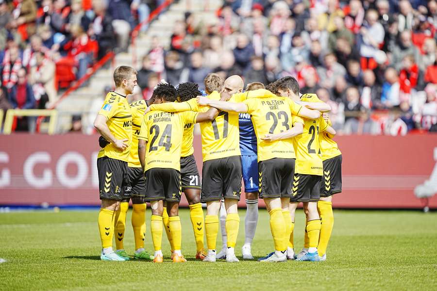 Horsens har kniven for struben.