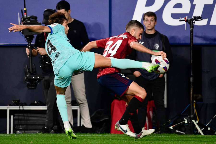 Iker Muñoz protege un balón ante Joao Félix en el encuentro ante el Barça