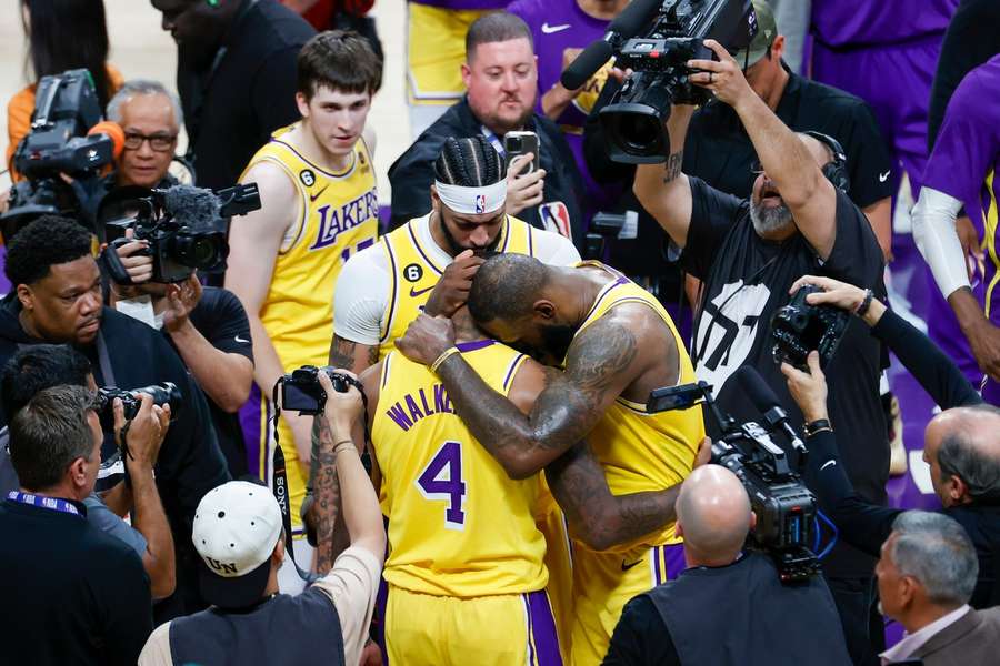 LeBron abraça Walker depois da vitória dos Lakers