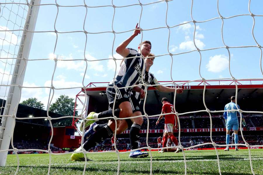 Harvey Barnes festeggia il primo gol col Newcastle