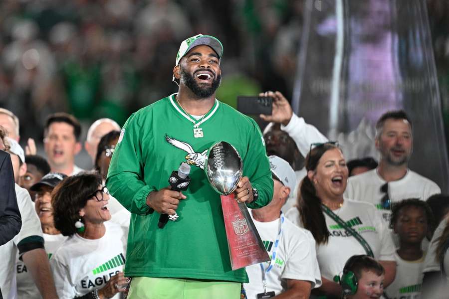 Brandon Graham mit der Vince Lombardi Trophy. Brandon Graham mit der Vince Lombardi Trophy.
