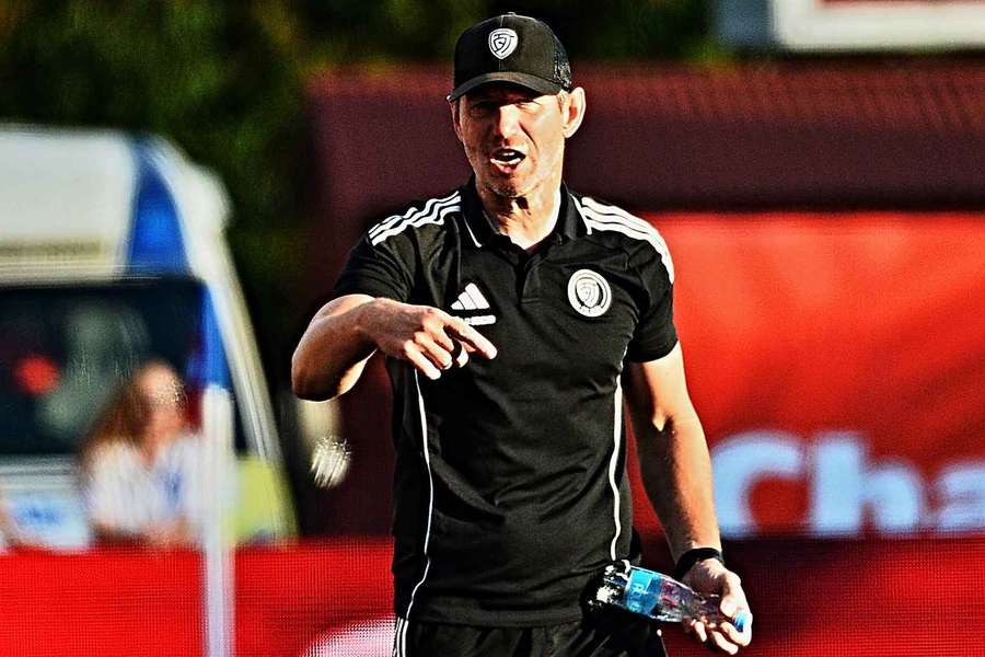 Zklamaný trenér Zlína Bronislav Červenka. Zklamaný trenér Zlína Bronislav Červenka.