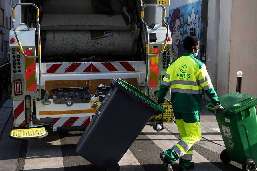 Début à Paris d'une grève des éboueurs liée aux Jeux olympiques. 