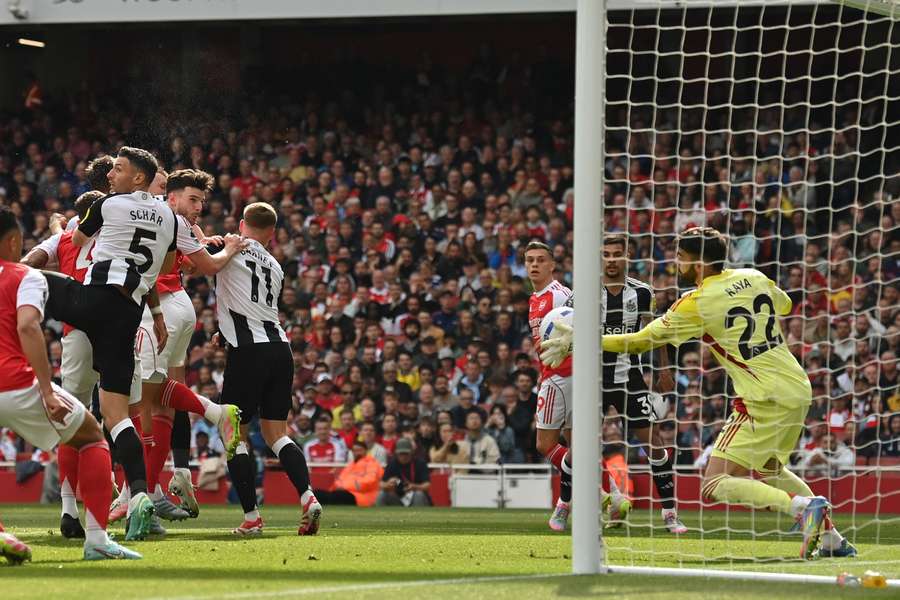 A defesaça de Raya em cobrança de escanteio do Newcastle