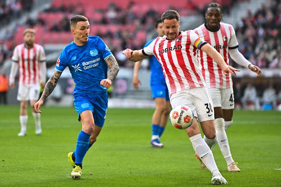 Grimaldo au duel avec Günter ce samedi.