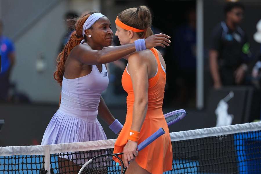 Karolína Muchová gratuluje k postupu Coco Gauffové.