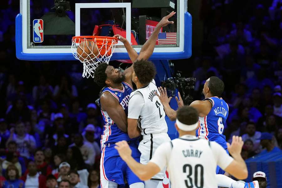 Cam Johnson mit einem Poster-Dunk über den mächtigen Joel Embiid.