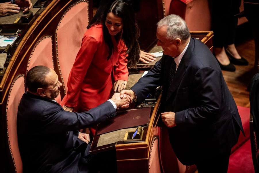 Lotito, cel supranumit Doctorul în Peninsulă, salutându-și șeful pe linie de partid