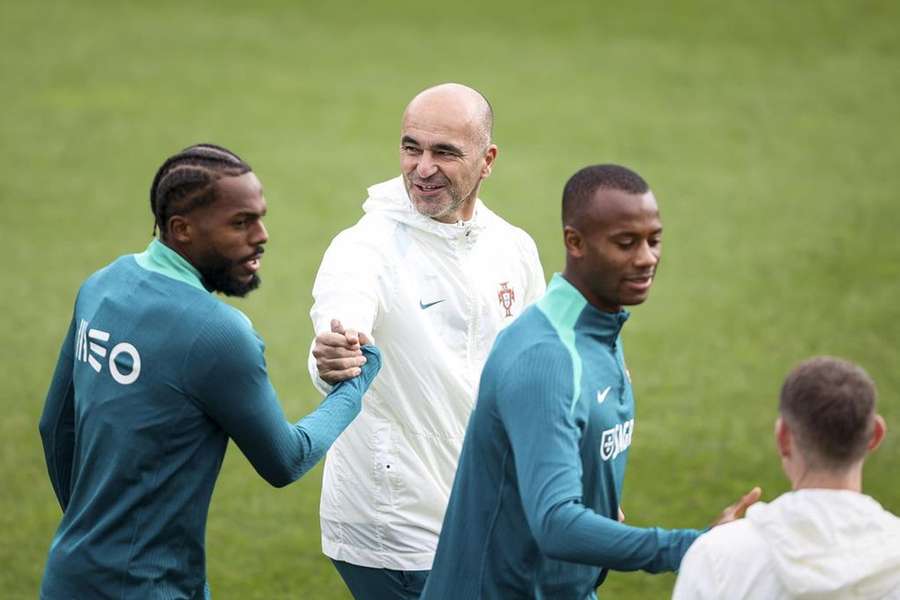Nuno Tavares chamado por Roberto Martínez
