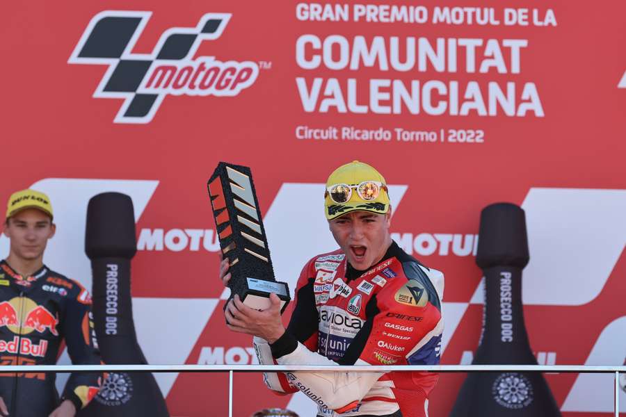 El campeón del mundo de Moto3, Izan Guevara, acaba la temporada ganando en Valencia