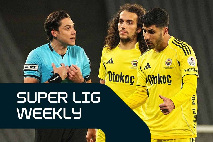 Guendouzi and Asensio speak to the referee during Fenerbahce's defeat to Karagumruk