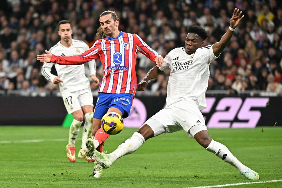 Griezmann au duel avec Tchouaméni.