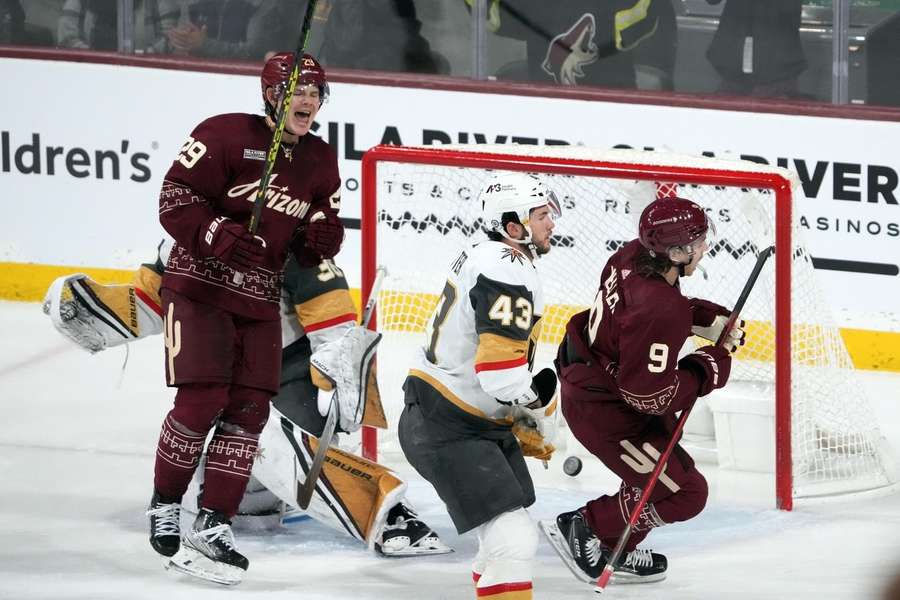 Arizonas Clayton Keller (r.) jubelt über eines seiner drei Tore gegen die Vegas Golden Knights.