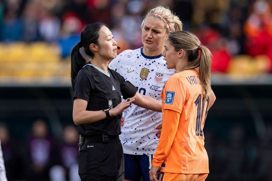 The referee speaks to Van de Donk and Horan