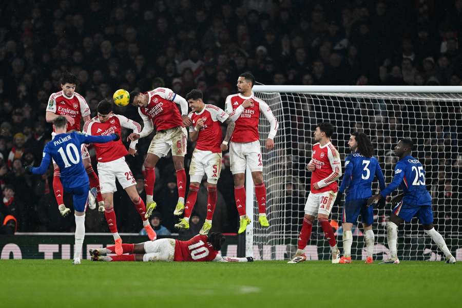 Cole Palmer lanza una falta mientras Gabriel Magalhaes y sus compañeros del Arsenal F.C. defienden durante la vuelta de la semifinal de la EFL Cup entre Arsenal F.C. y Chelsea F.C. en el Emirates Stadium. Cole Palmer lanza una falta mientras Gabriel Magalhaes y sus compañeros del Arsenal F.C. defienden durante la vuelta de la semifinal de la EFL Cup entre Arsenal F.C. y Chelsea F.C. en el Emirates Stadium.