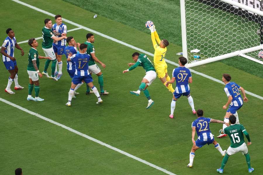 Cláudio Ramos em grande destaque