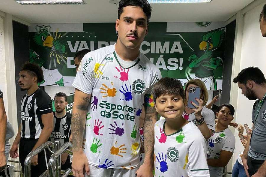 Crianças com espectro autista entraram em campo com jogadores do Goiás
