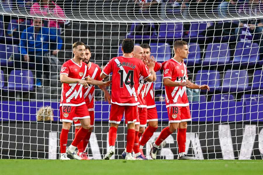 Los rayistas celebran el primer gol de Jorge de Frutos