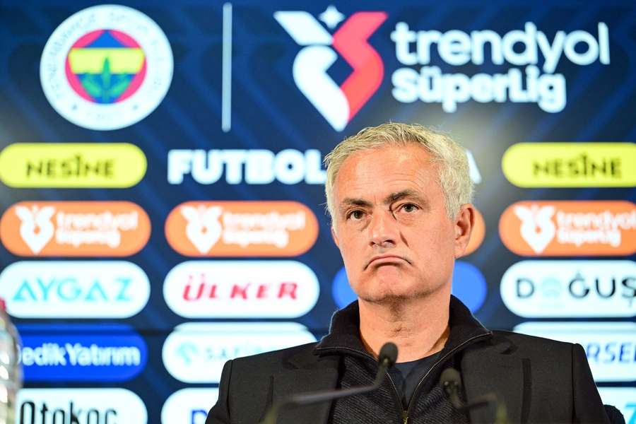 José Mourinho moet ook zondag vanaf de tribune toekijken