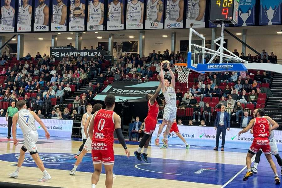 Kjeld Zuidema hangt in de lucht namens Donar