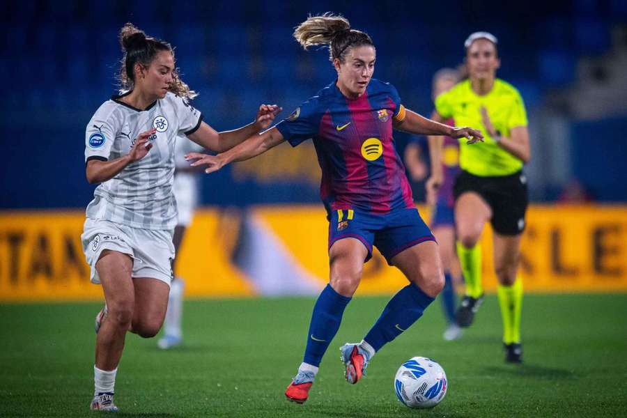 Alexia Putellas, con el balón