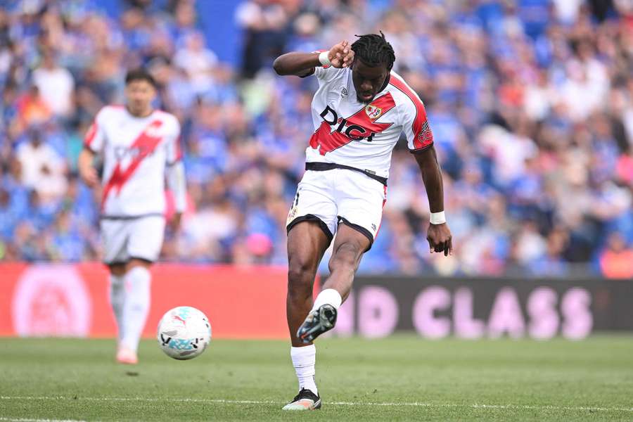 Nteka arma la zurda para marcar el 0-2